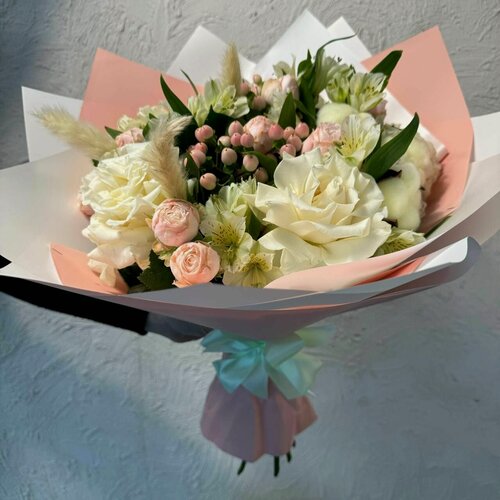 Изображение товара Букет живых цветов "Ванильный пломбир"/ Роза, Кустовая роза, Альстромерия / Микс из 31 шт