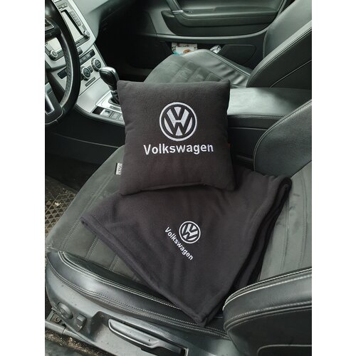 Автомобильная подушка 30х30см и плед 150х150 см в машину с белой вышивкой логотипа Volkswagen, цвет черный