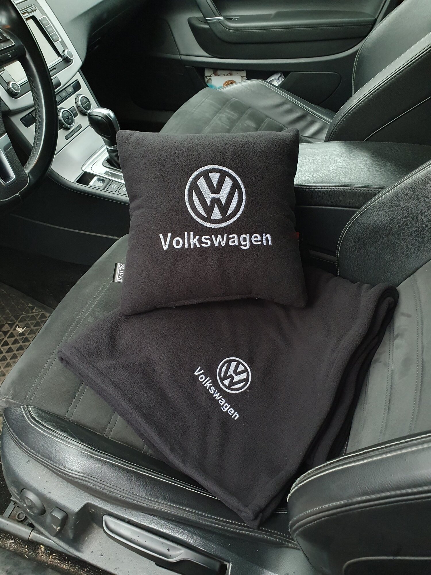 Автомобильная подушка 30х30см и плед 150х150 см в машину с белой вышивкой логотипа Volkswagen, цвет черный