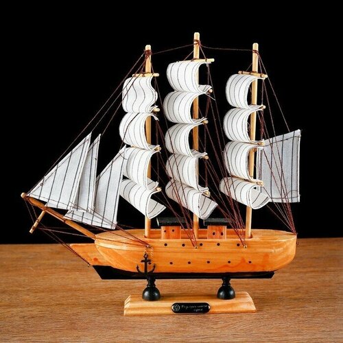 Корабль сувенирный средний Глиндер , борт светлое дерево, паруса белые, 30х7х30 см