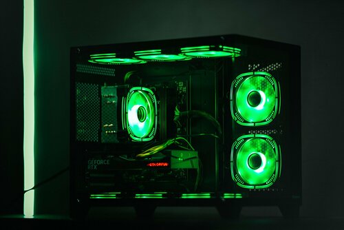 мощный компьютер с подсветкой и кулерами, работающий в темноте