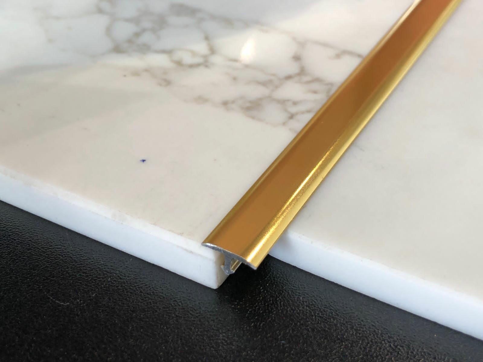 PROCOVER 1045 - Т-образный профиль из алюминия полированного цвет золото блестящее размер 10 мм высота 4.5 мм длина 2.7 метра. PCRBO 1045