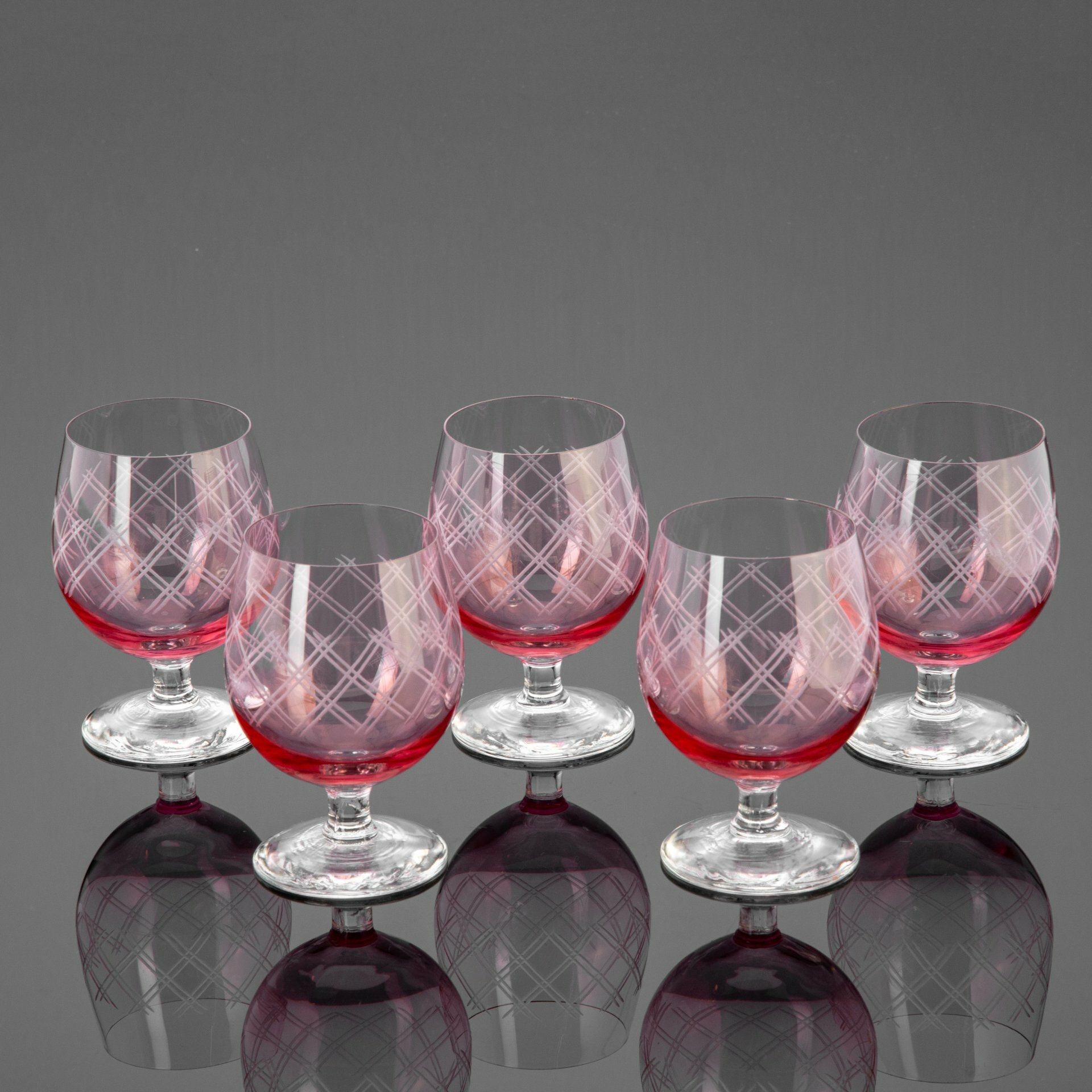 фото Набор бокалов розового оттенка для крепленых вин на 5 персон, цветное стекло