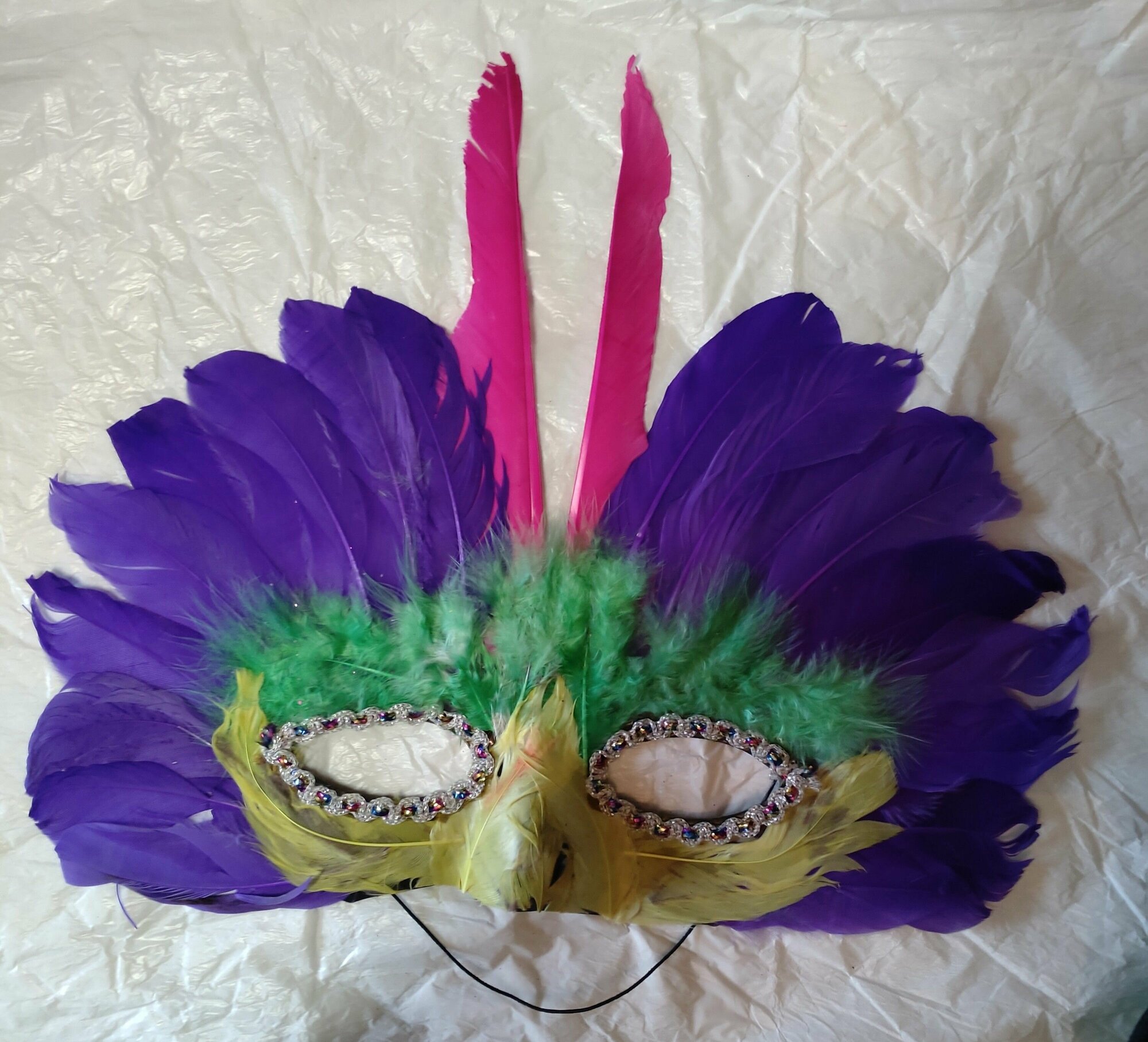 Маска карнавальная с перьями и пайетками. Жёлтая.