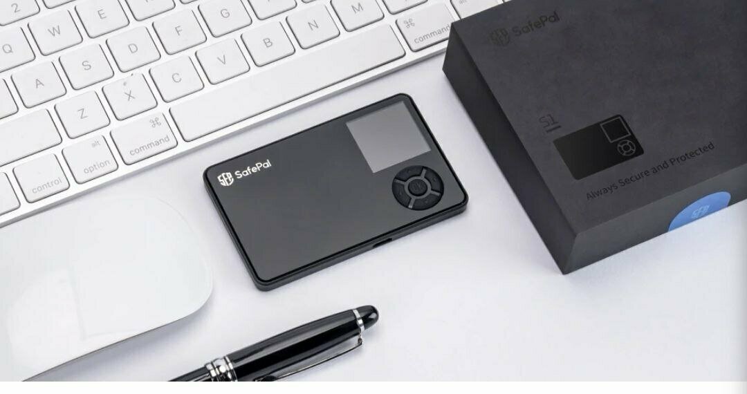 аппаратный кошелек для криптовалют на столе