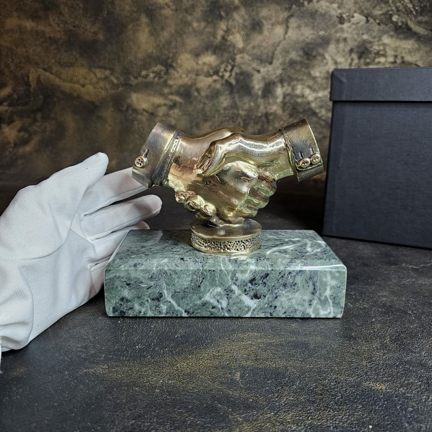 Статуэтка "рукопожатие" партнерство большое 16 см — фото 1