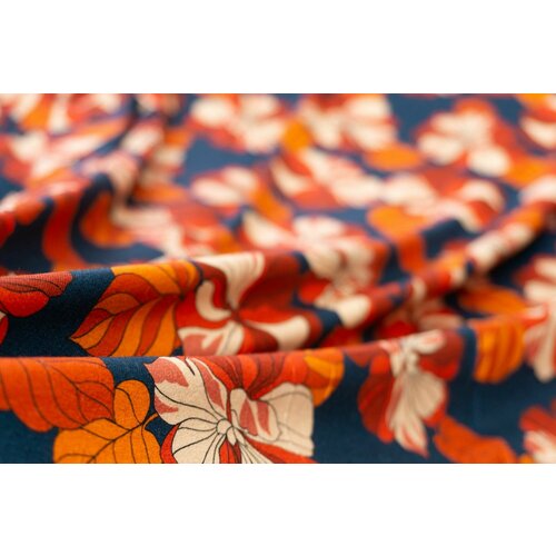 Ткань Трикотаж коралловые цветы на синем фоне. Ткань для шитья бежевые цветы на синем фоне