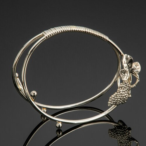 Подставка под бутылку, украшенная гроздью винограда, металл, серебрение