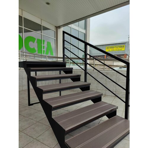 Лестница-крыльцо 7 ступеней , с ступенями ДПК, ограждения справа, ширина 1500 мм.