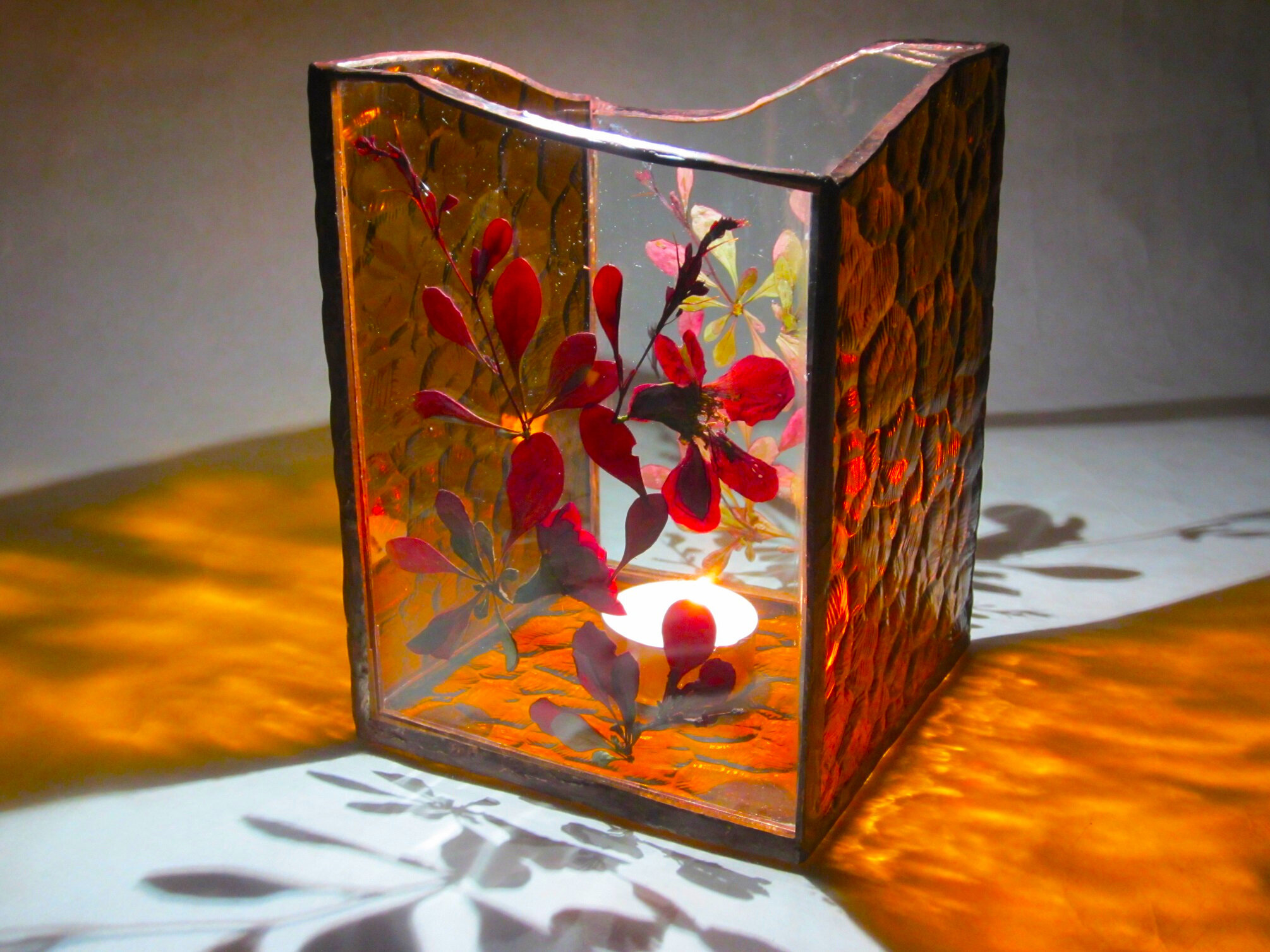 Витражный подсвечник "Барбарис" в технике Тиффани из цветного стекла с гербарием