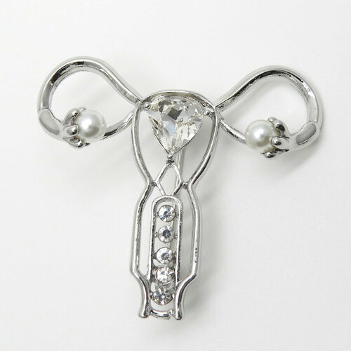 Брошь Blucome стразы серебряный 471₽