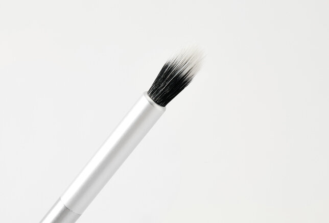 Кисть-дуофибра Influence Beauty для нанесения и растушевки теней и консилеров, 1 шт - фото №8