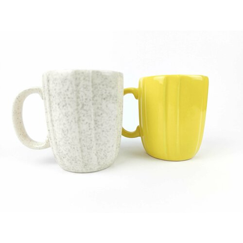 Керамические кружки 340 мл 2 штуки бежевая и желтая рельефные 807₽