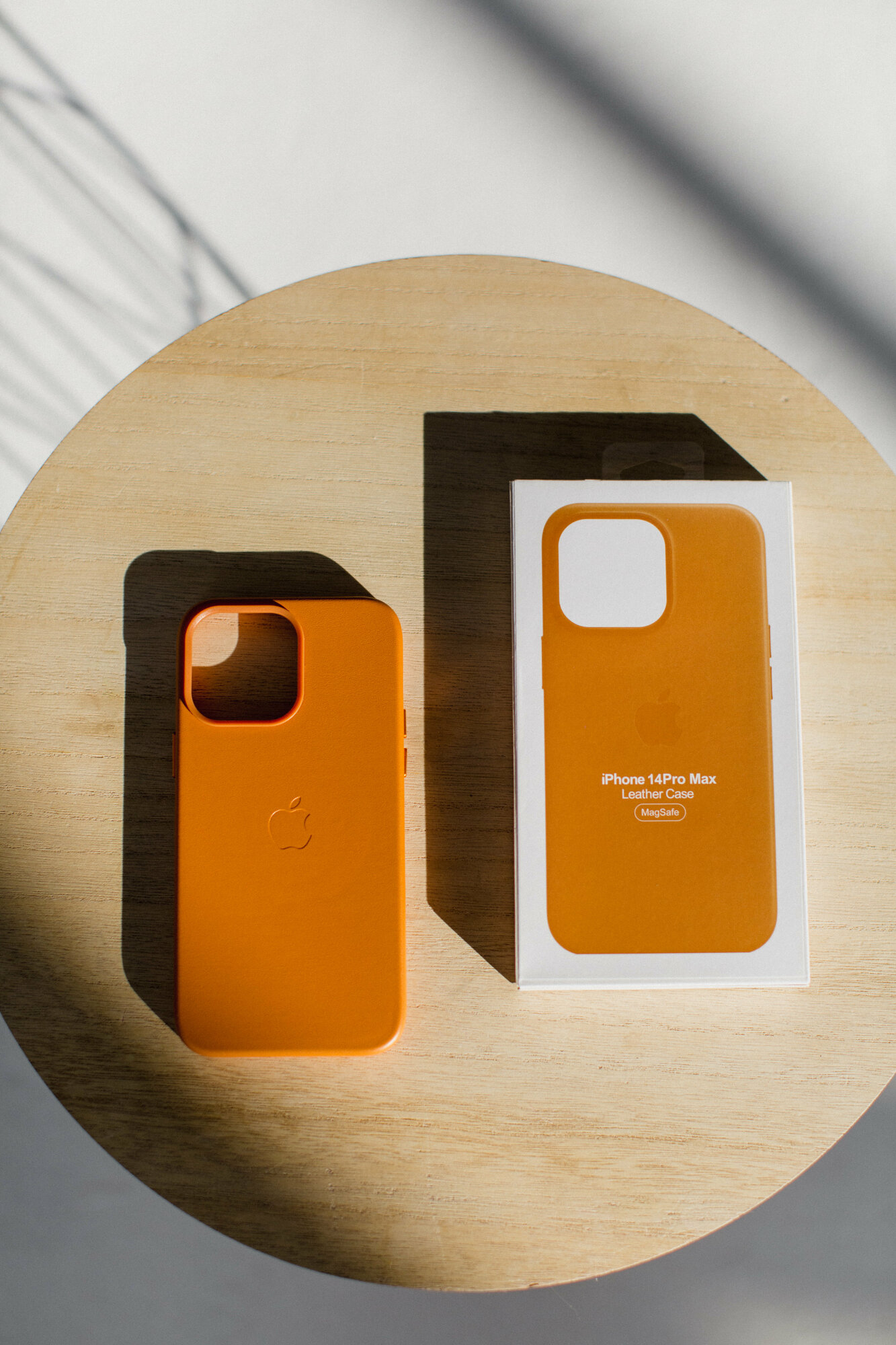 Чехол оранжевый для IPhone 14 Pro Max Leather Case с анимацией и функцией MagSafe