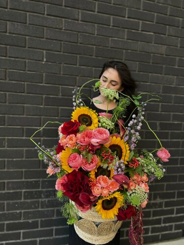 Изображение товара Букет живых цветов NURA FLOWERS, подсолнух, вибурнум калина, роза кустовая, фр. роза, дельфиниум, амми, в коробке 65 шт.