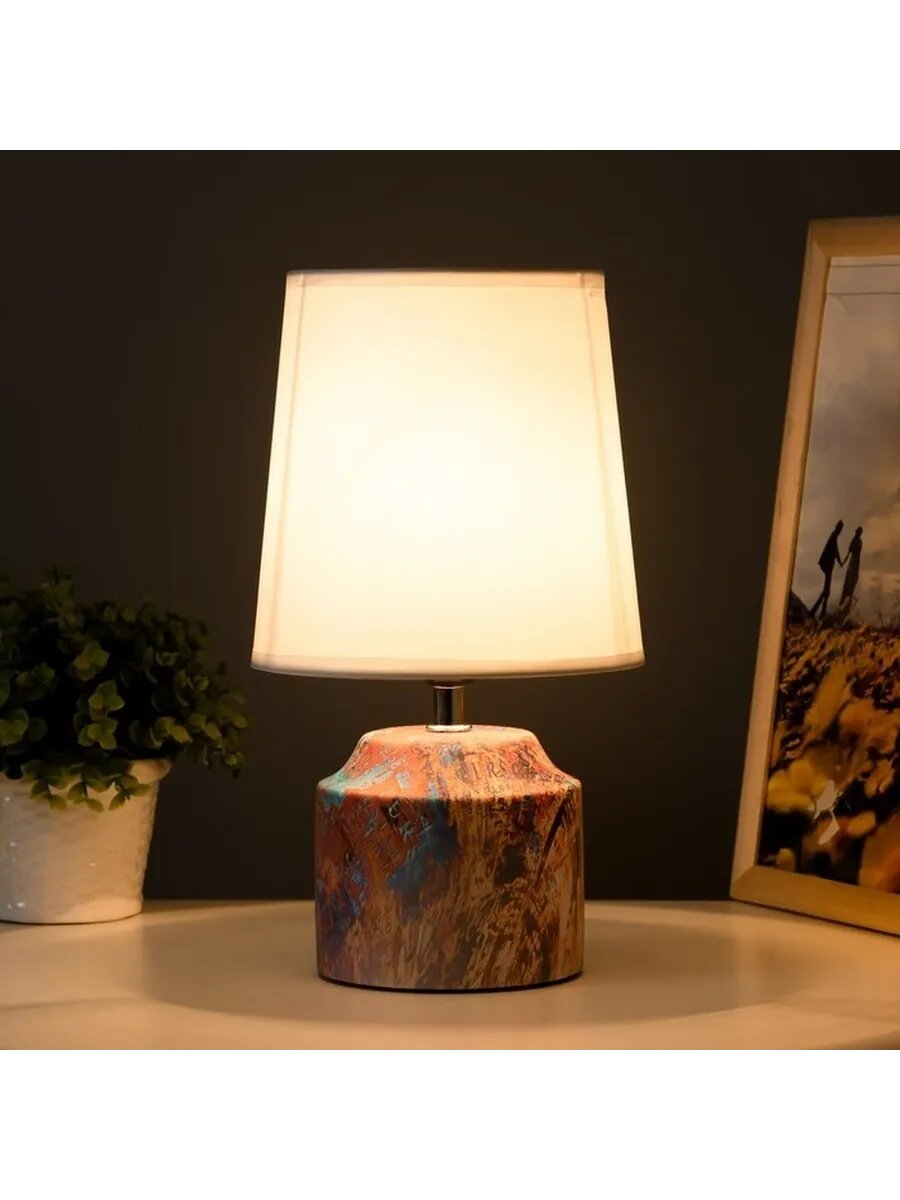 Стильная настольная лампа с текстильным абажуром