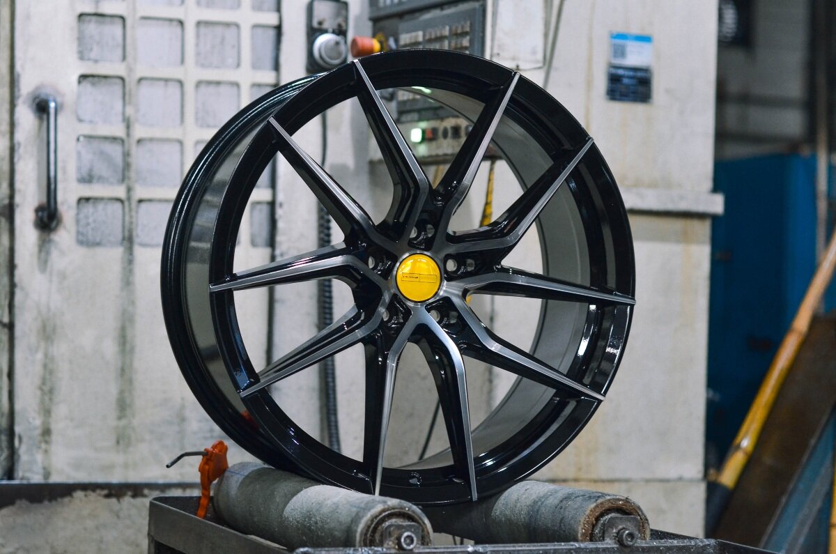 Литой диск PDW GRACE 2044_7.5x17/5x112 D66.45 ET37_M/B(Черный глянец с полировкой)