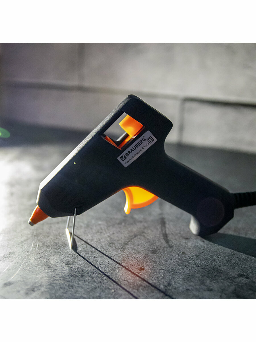 Клеевой пистолет BRAUBERG в использовании для склейки деревянных деталей