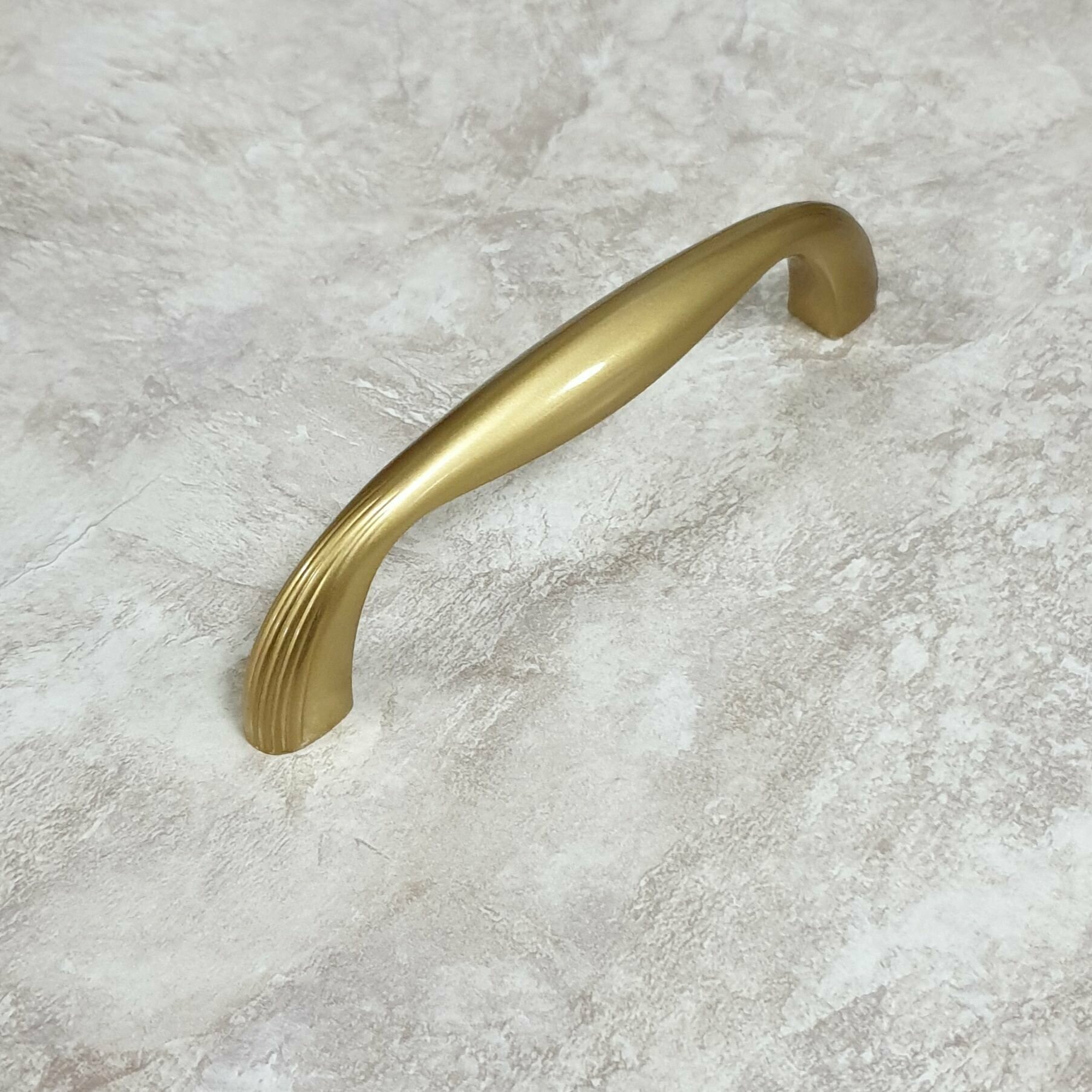Ручка мебельная MAGICA, установочный размер - 96 мм, цвет - Карамельное золото, алюминий-цинк, RS198GC - фотография № 13