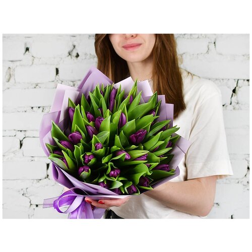 Букет 35 фиолетовых тюльпанов в упаковке