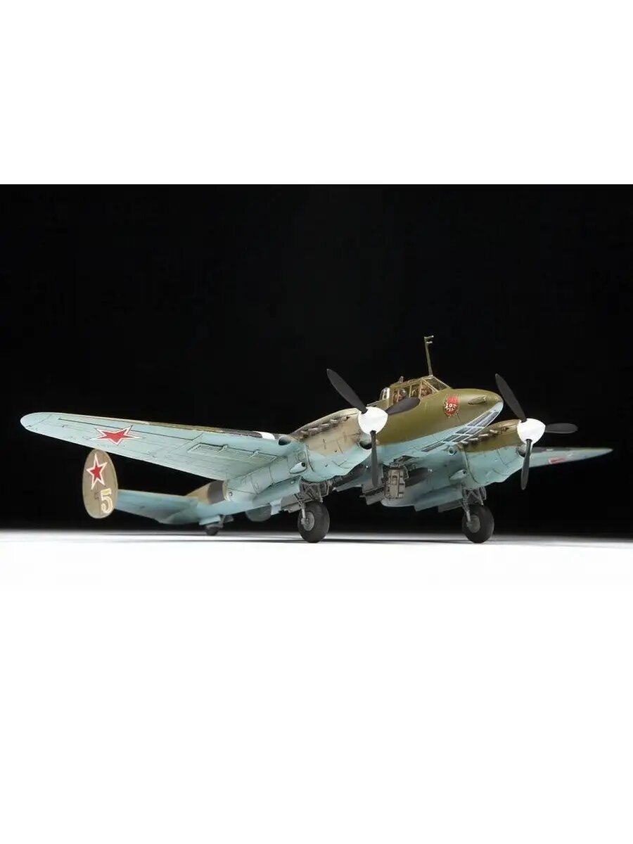 ZVEZDA Советский пикирующий бомбардировщик Пе-2, 1/72