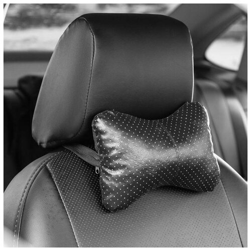 Подушка автомобильная косточка на подголовник экокожа перфорированная чёрный 16х24 см 594₽