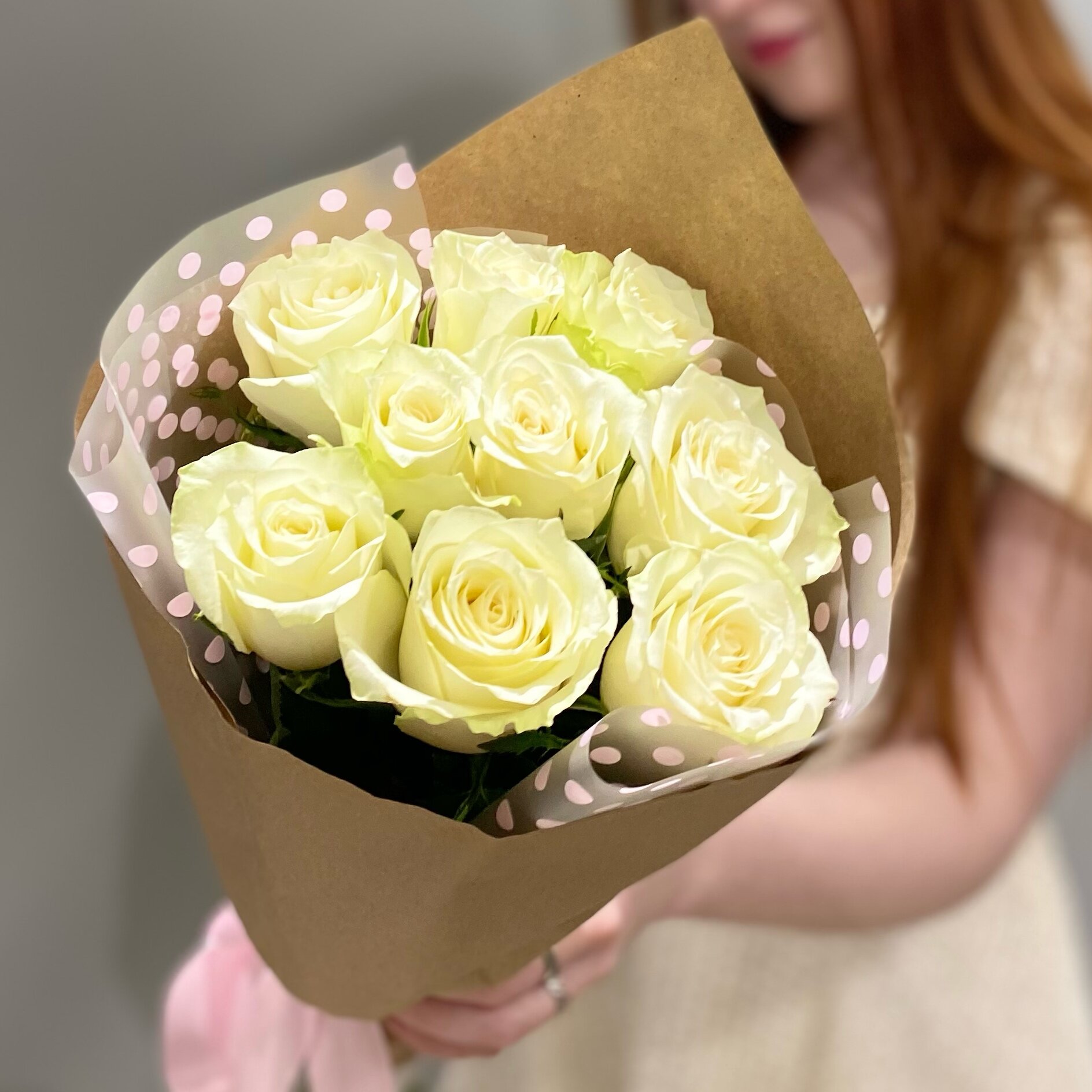 9 белых роз в крафте