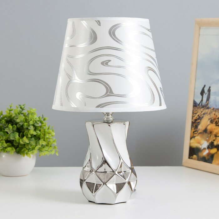 фото Настольная лампа "Эльга" Е14 40Вт бело-серебристый 20х20х34см