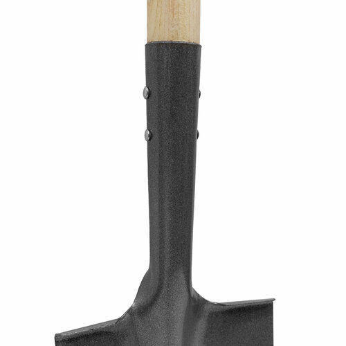 Лопата с ручкой из дерева