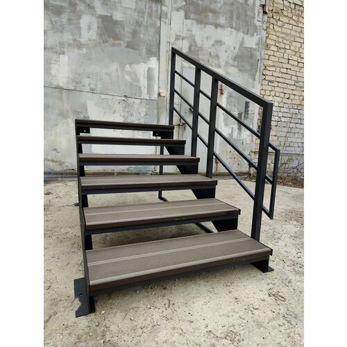 Лестница-крыльцо 6 ступеней , с ступенями ДПК, ограждения справа.