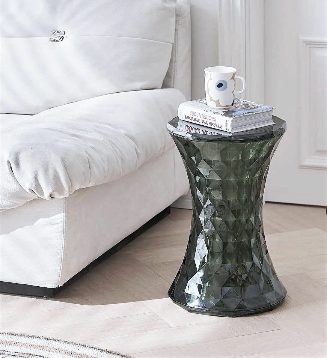 фото Стол Stone кофейный в гостиную прикроватный прозрачный красный круглый