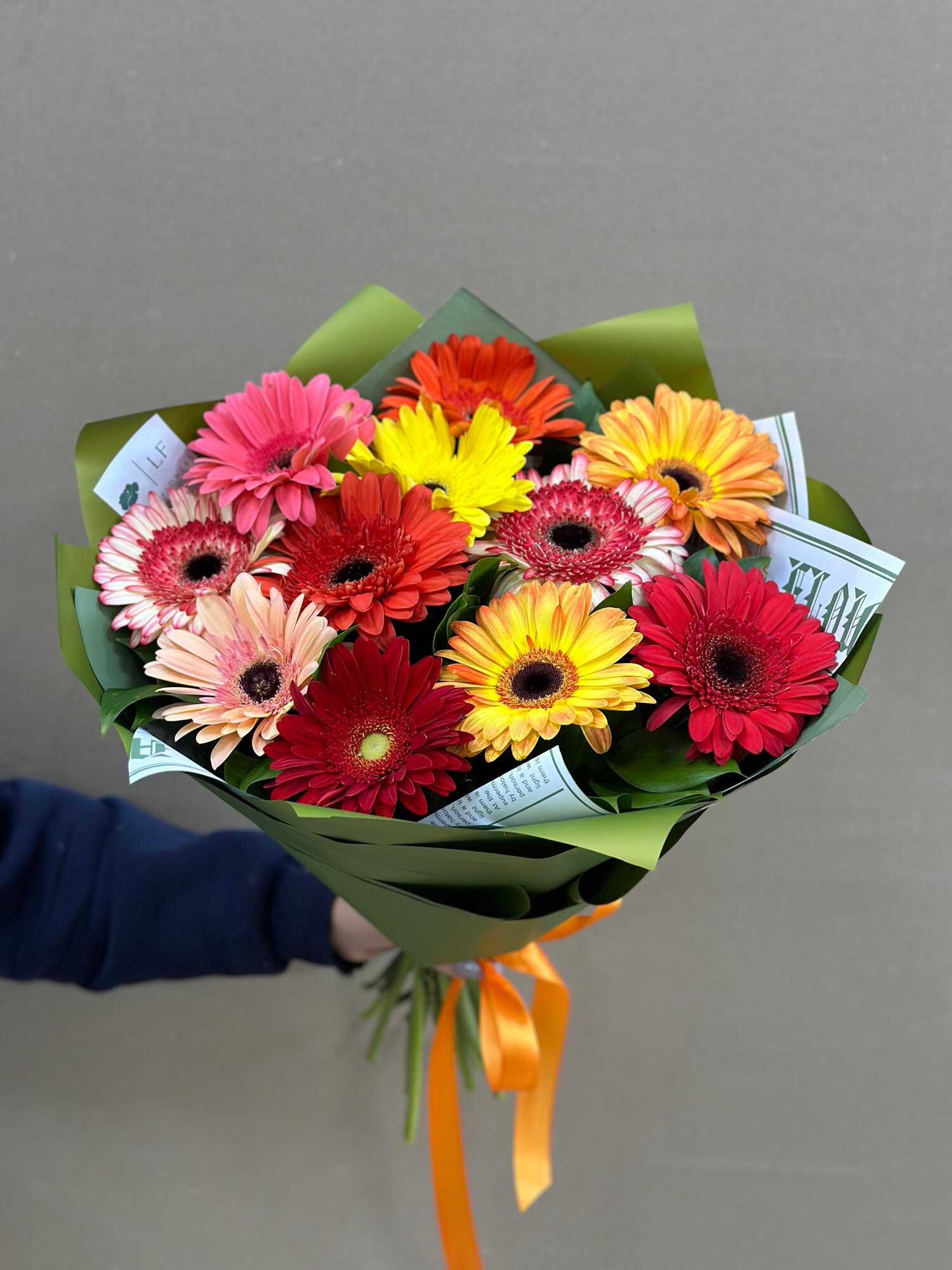 Букет Liana Flowers герберы листья рускуса сборка на стеблях высота 60 см