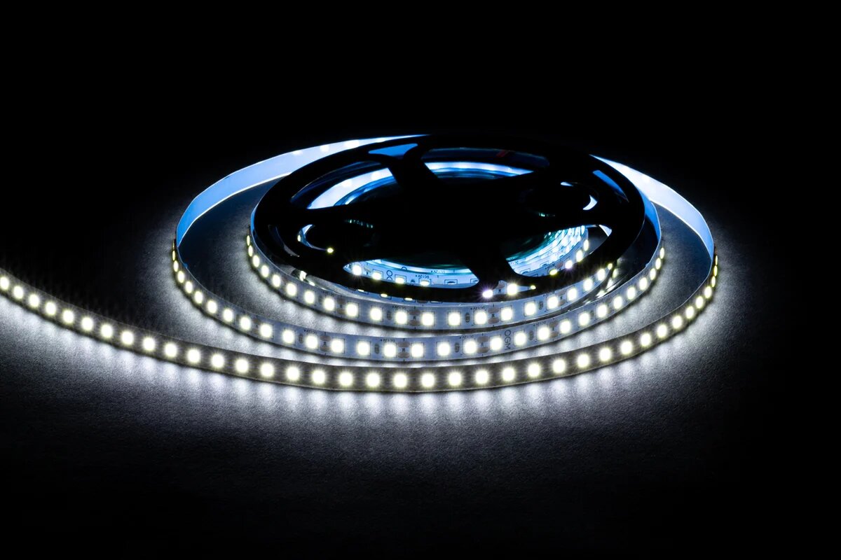 Светодиодная лента OGM 12В 96Вт/м smd2835 120д/м ip20 7лм/чип подложка 8мм 5м 6500к. / LSE-258