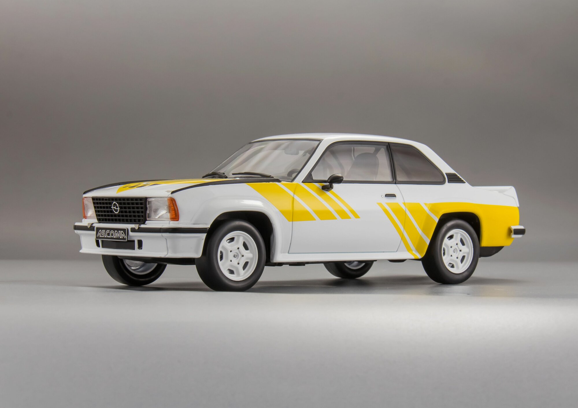 Коллекционная масштабная модель 1:18 Opel Ascona B 400 - 1982 от IXO — фото 1