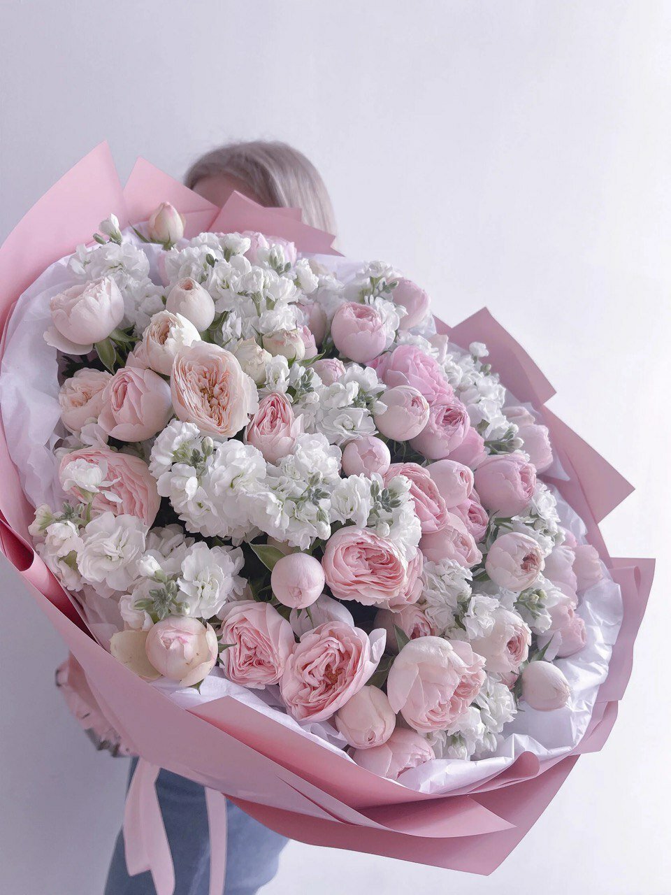 Нежный сборный букет из ароматной маттиолы и пионовидных кустовых роз