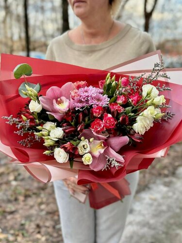 Изображение товара Букет авторский с живыми цветами, орхидеями, кустовыми розами и альстромериеей