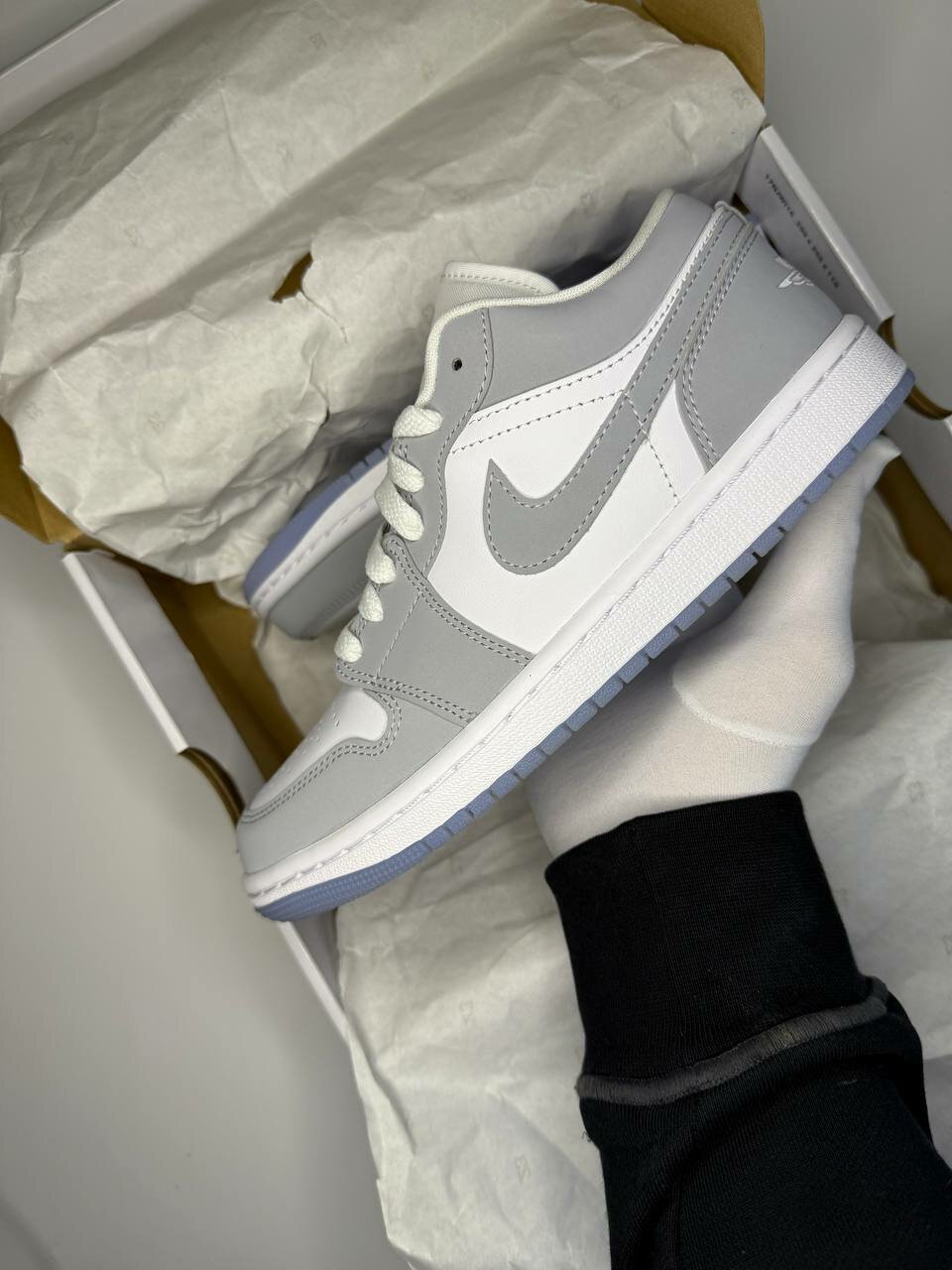 Кроссовки NIKE Air Jordan 1 Low, полнота D, размер EU 40, белый, серый — фото 1