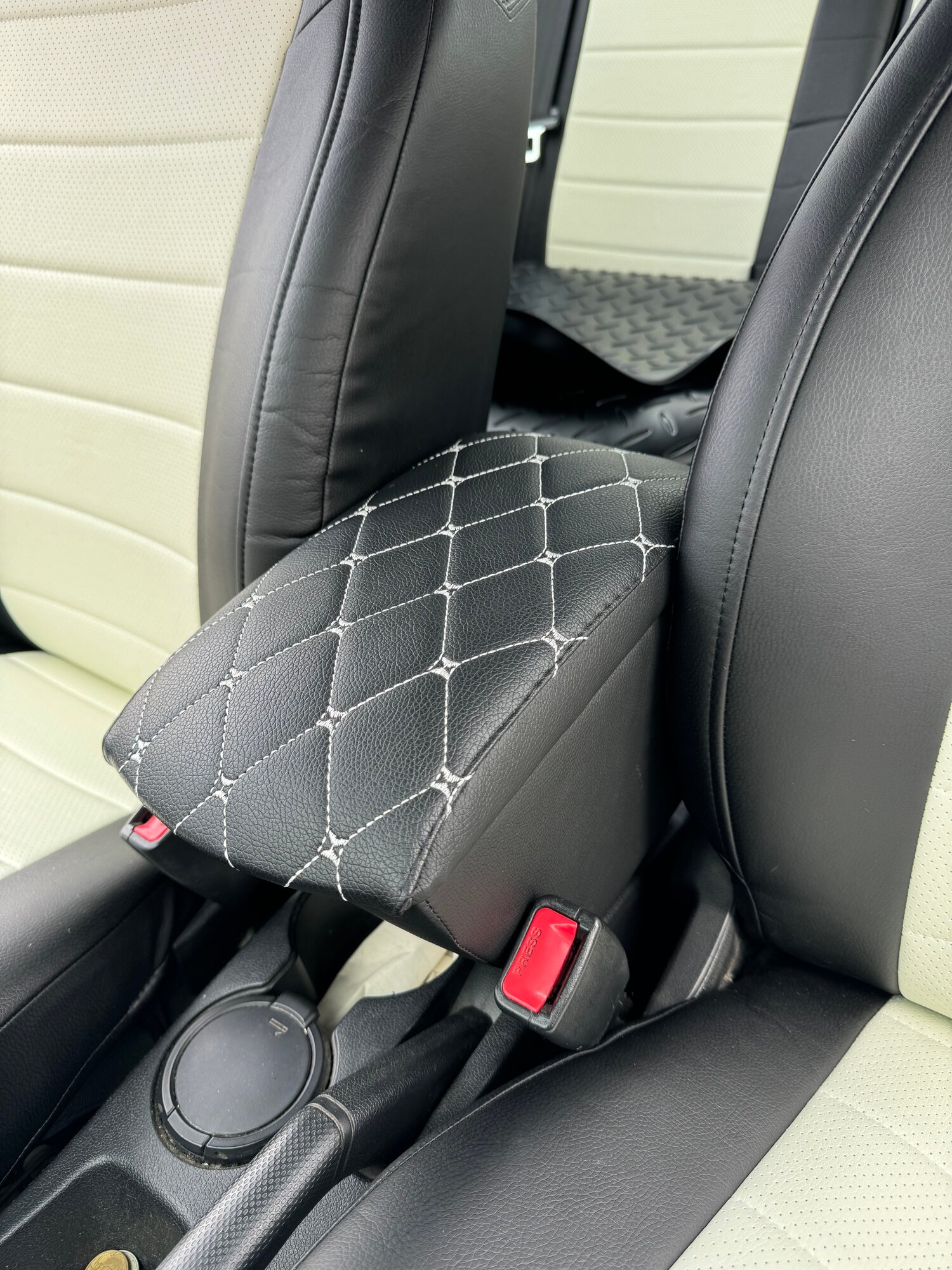 Подлокотник - бар для Hyundai Solaris I c 2011 - 2017г. Экокожа, черный, белая строчка.