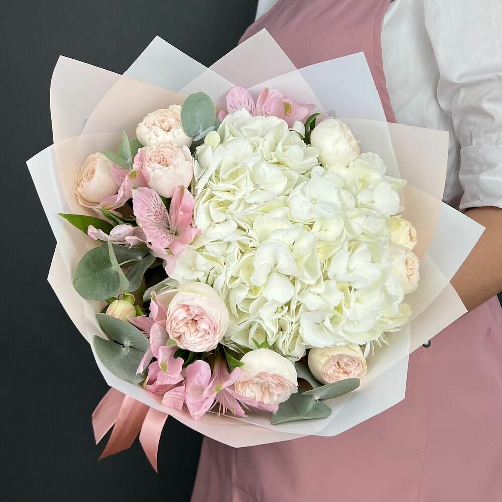 Букет живых цветов. Кустовые розы Мэнсфилд Парк белая Гортензия и розовая Альстромерия