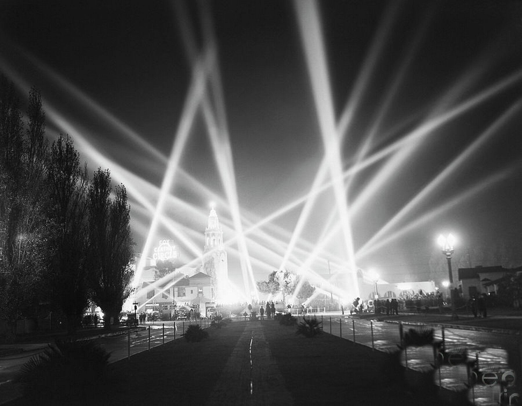 Плакат, постер Лучи прожекторов на бумаге, размер 21х30см