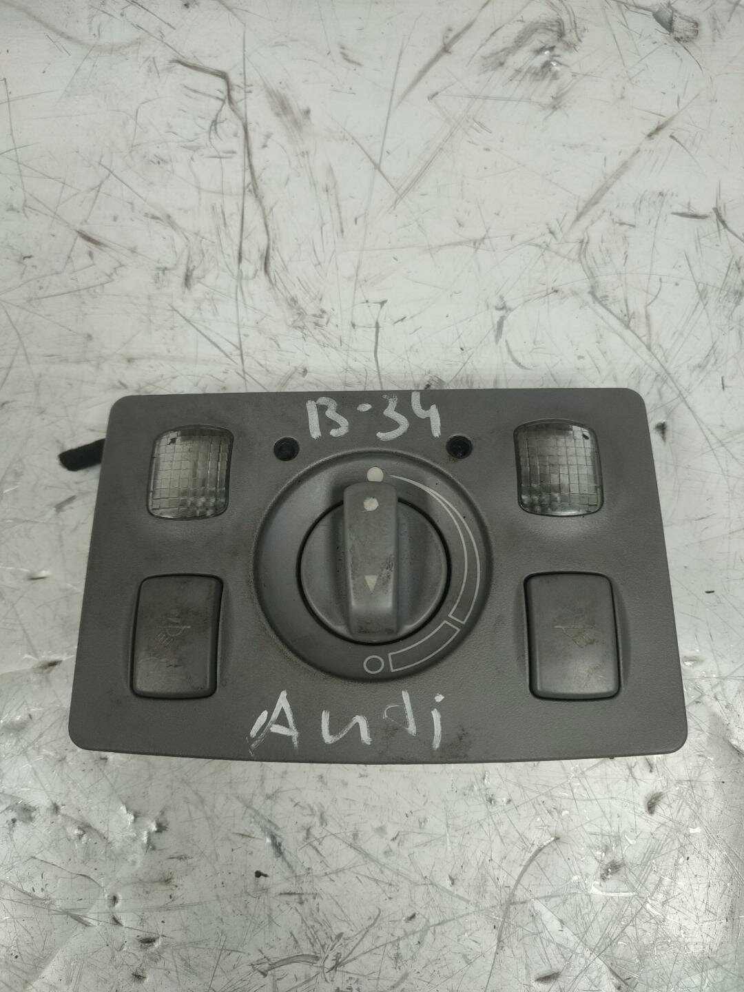 Фонарь салона (плафон) Audi 4B0947303J