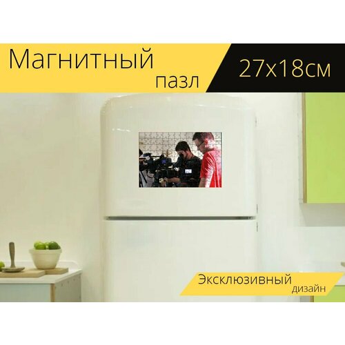 Магнитный пазл Журналисты, телевизор, прямая трансляция на холодильник 27 x 18 см.