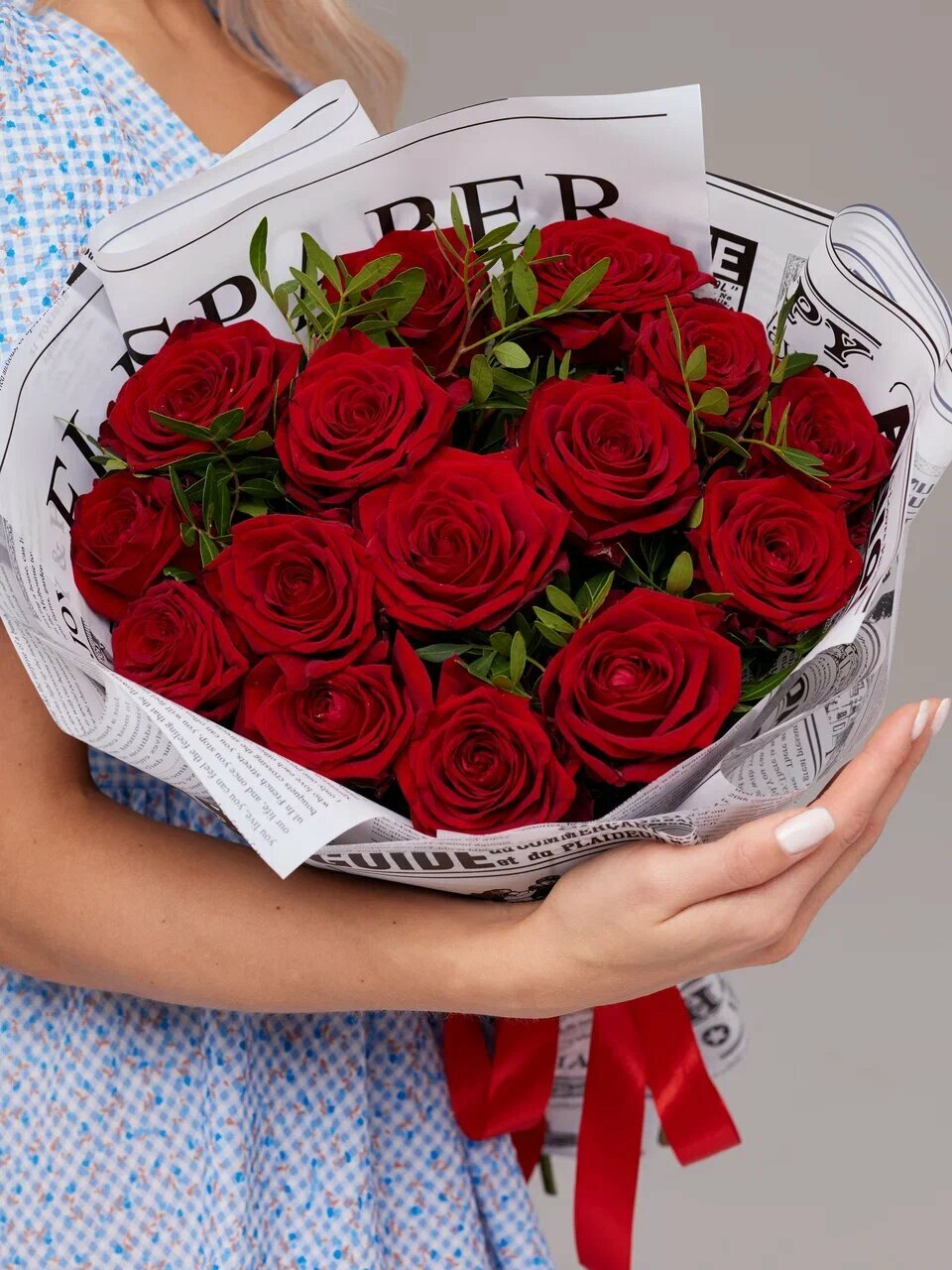 Букет из живых цветов 15 красных роз с фисташкой в дизайнерской упаковке от Bestflo купить с доставкой