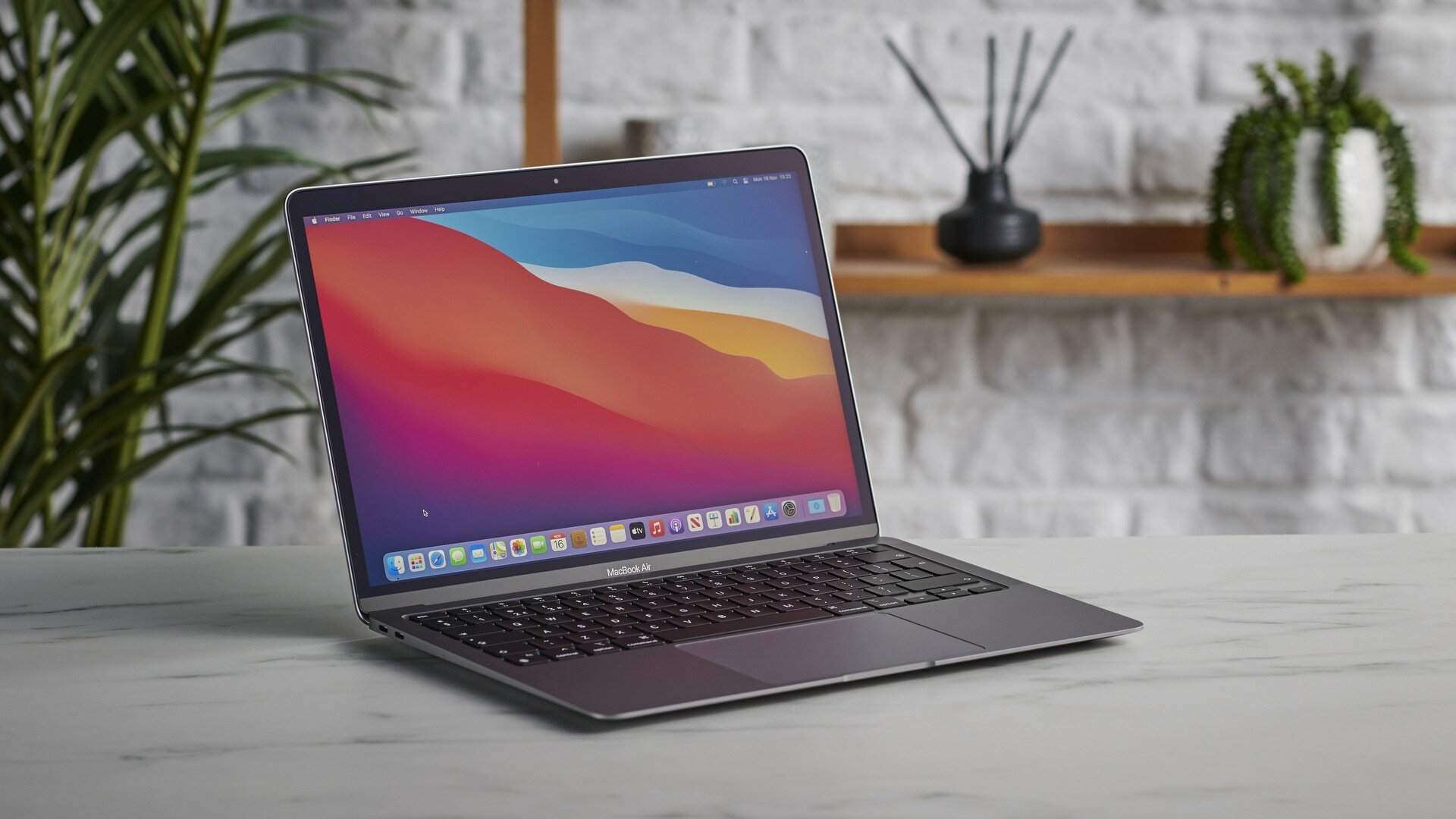 Ноутбук Apple MacBook Air 13 2020 (M1, 8/256 GB, SSD) (MGN63) space grey (темно-серый). — фото 1