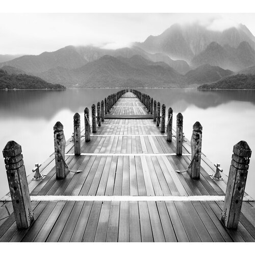 Моющиеся виниловые фотообои GrandPiK Пристань у озера и горы (черно-белое), 300х270 см