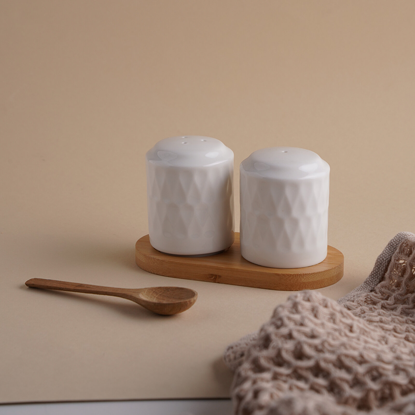 Набор керамический для специй на деревянной подставке BellaTenero «Герда», 2 предмета: солонка, перечница, цвет белый - фотография № 5