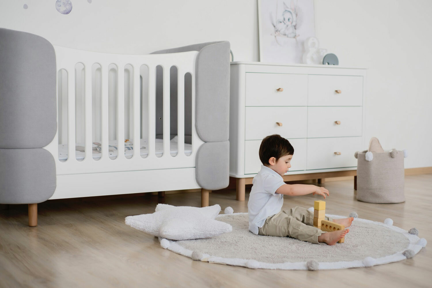 Упакованная кроватка Hoff Kidi в коробке с логотипом магазина и ручками для переноски