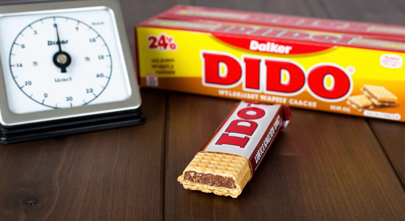 A single **Ülker Dido** wafer rests on a wooden table beside a small kitchen scale showing **36.5 grams**, with a colorful **24-pack box** of the wafers in the background.