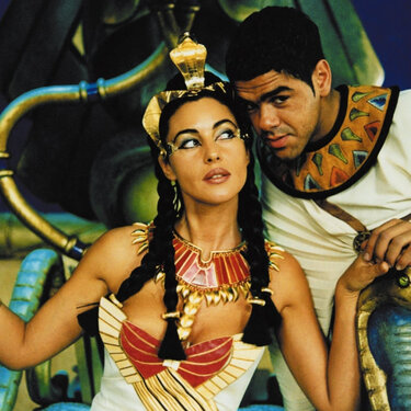 Орманда жалаңаш күнге күйіп жатқан видео