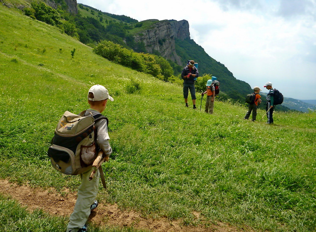 Школьники в горах Кавказа.Летний отдых.

